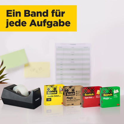 En 3M Deutschland GmbH Scotch® Magic™ Osynlig Tejp-dispenser och fem olika tejper står på vit bakgrund framför en suddig kalender och klisterlappar, ovanför texten "Ett band för varje uppgift".