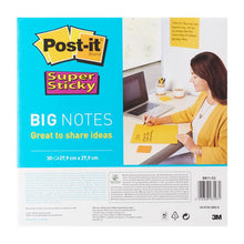 En kvinna i en gul blazer skriver vid sitt skrivbord på Post-it® Super Sticky Big Notes BN11-EU (279 x 279 mm, 30 blad, gul) från 3M Deutschland GmbH. Förpackningen påpekar PEFC-certifiering (SGSCH-PEFC-COC-110078).