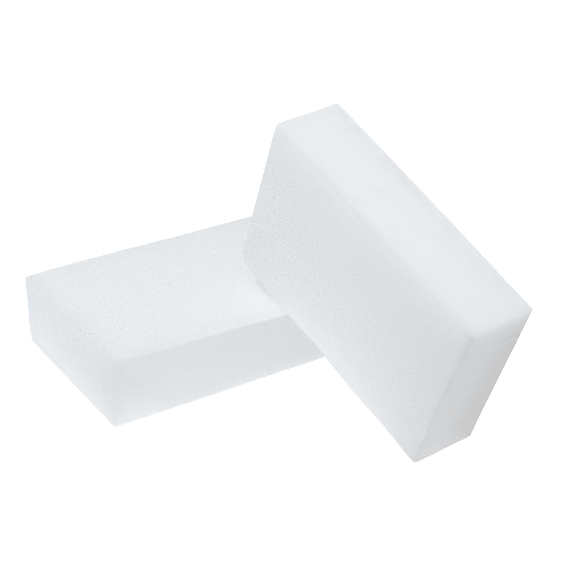 Zwei Scotch-Brite® Magic Pads der 3M Deutschland GmbH sind auf einem schlichten weißen Hintergrund abgebildet - eines liegt flach, das andere ist schräg aufgerichtet und liegt teilweise auf dem ersten Pad auf.