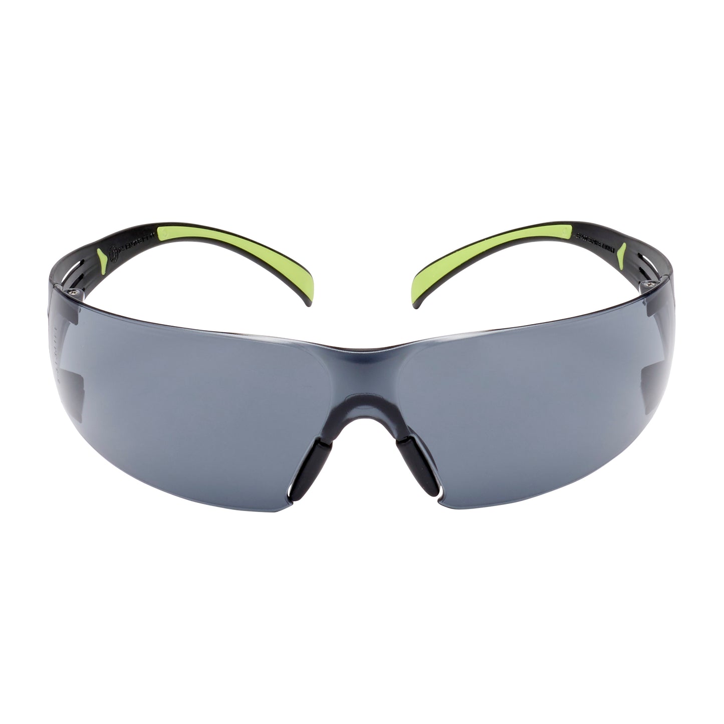 Die 3M™ SecureFit™ Schutzbrille 400 der 3M Deutschland GmbH zeichnet sich durch dunkel getönte, umlaufende Gläser und schwarze Rahmen mit grünen Akzenten an den Bügeln auf weißem Hintergrund aus.