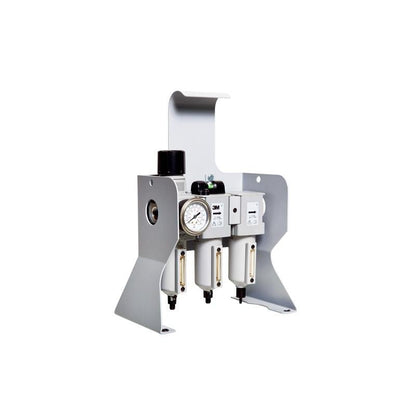 Druckluftaufbereitungseinheit mit Manometer, Filter und stabiler Halterung, montiert auf hellem Hintergrund dargestellt.