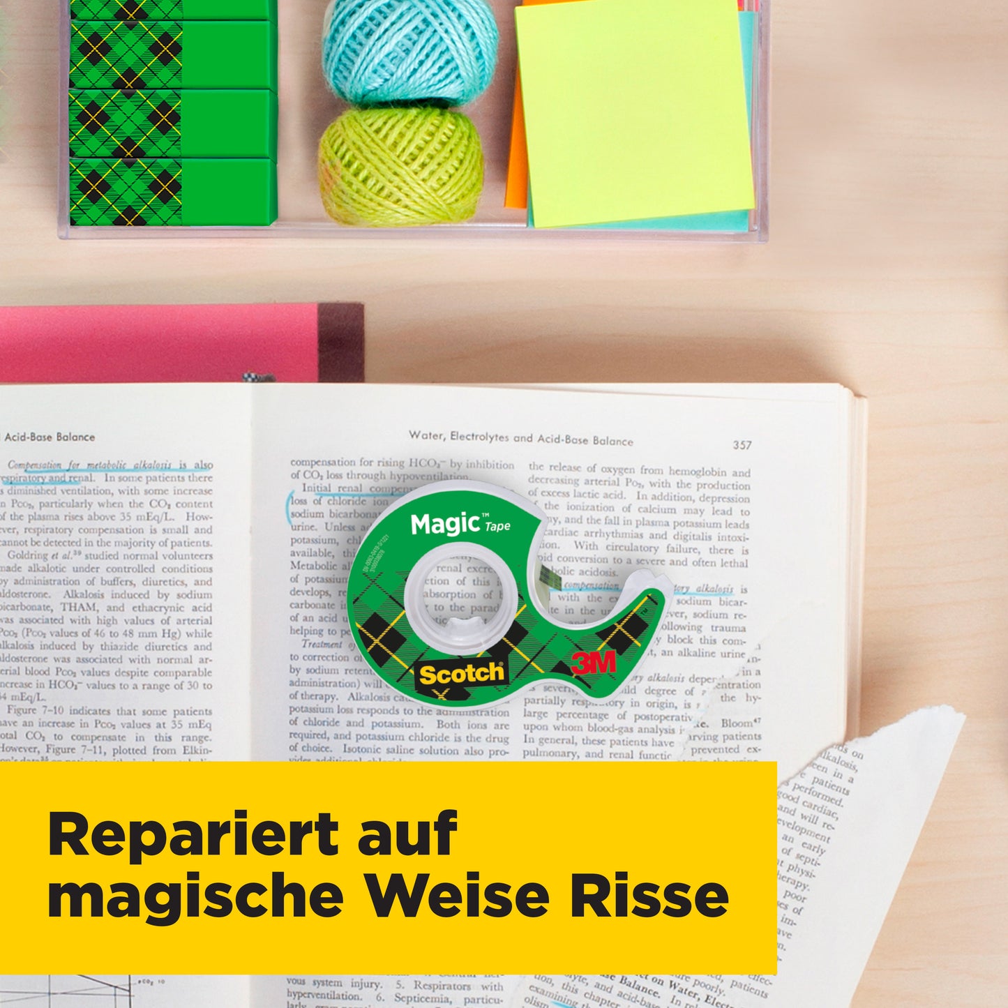 Eine Packung Scotch® Magic™ Unsichtbares Klebeband (2 Rollen, 19 mm x 7,5 m + GRATIS Handabroller) von 3M liegt auf einem Buch neben weiteren Schreibtischutensilien. Ein gelber Banner sagt: "Repariert auf magische Weise Risse.