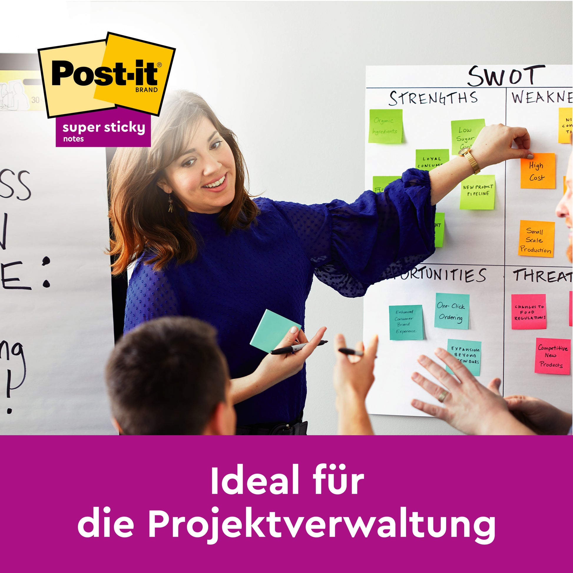 Eine Frau in blauer Bluse leitet einen Workshop mit bunten Post-it® Super Sticky 100% Recycling Notes (76x76mm, 70 Blatt, PEFC) von 3M Deutschland GmbH für eine SWOT-Tafel, während eine andere Person auf die Notizen zeigt - ideal für das Projektmanagement.