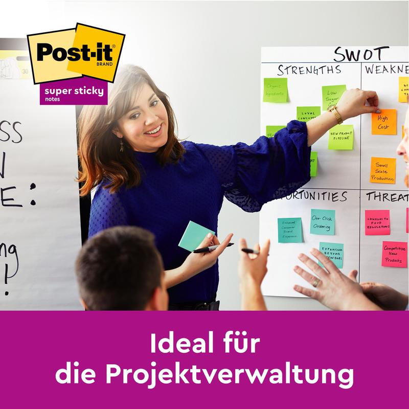 En kvinna gestikulerar framför en SWOT-tavla som är fylld med Post-it® Super Sticky Notes (76 mm x 76 mm, 90 blad/block) från 3M Deutschland GmbH. Post-it-logotypen visas ovanpå. Texten under lyder: "Perfekt för projektledning.