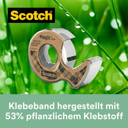 En 3M Scotch® Magic™-tejp (19 mm x 20 m, 1 rulle + dispenser av återvunnet material), tillverkad med 66 % växtbaserat lim, syns mot en grön bakgrund med vattendroppar.