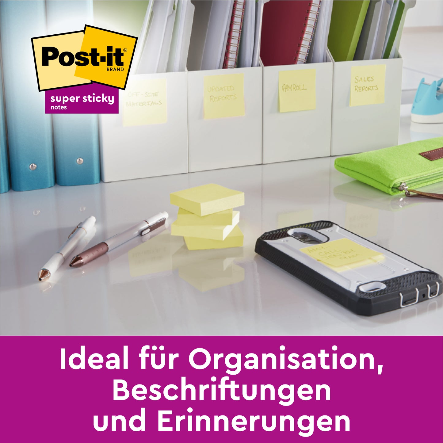 Ett skrivbord med pennor, Post-it® Super Sticky Notes Gul (47,6x47,6 mm, 90 blad/block, 21+3 Gratis/förpackning, 100% PEFC) från 3M Deutschland GmbH, en smartphone och pärmar står i en hylla. "Perfekt för organisation och påminnelser."