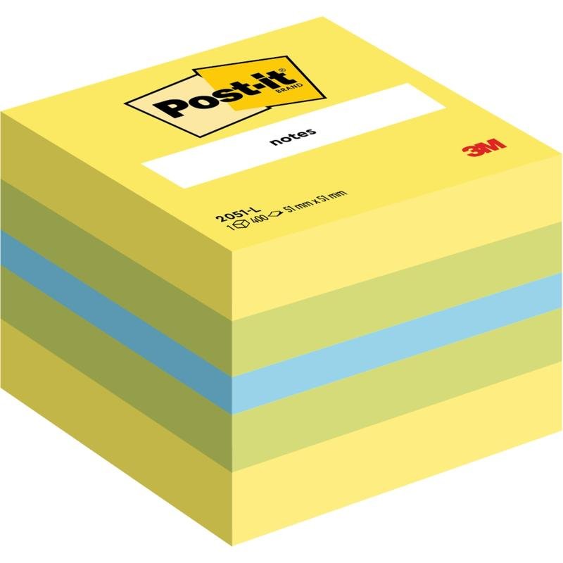 En hög med Post-it® Notes Mini-kuber, 51 mm x 51 mm, 400 blad/block från 3M Deutschland GmbH, främst gula med två blå blad i mitten. Den översta etiketten visar logotyper och produktinformation.