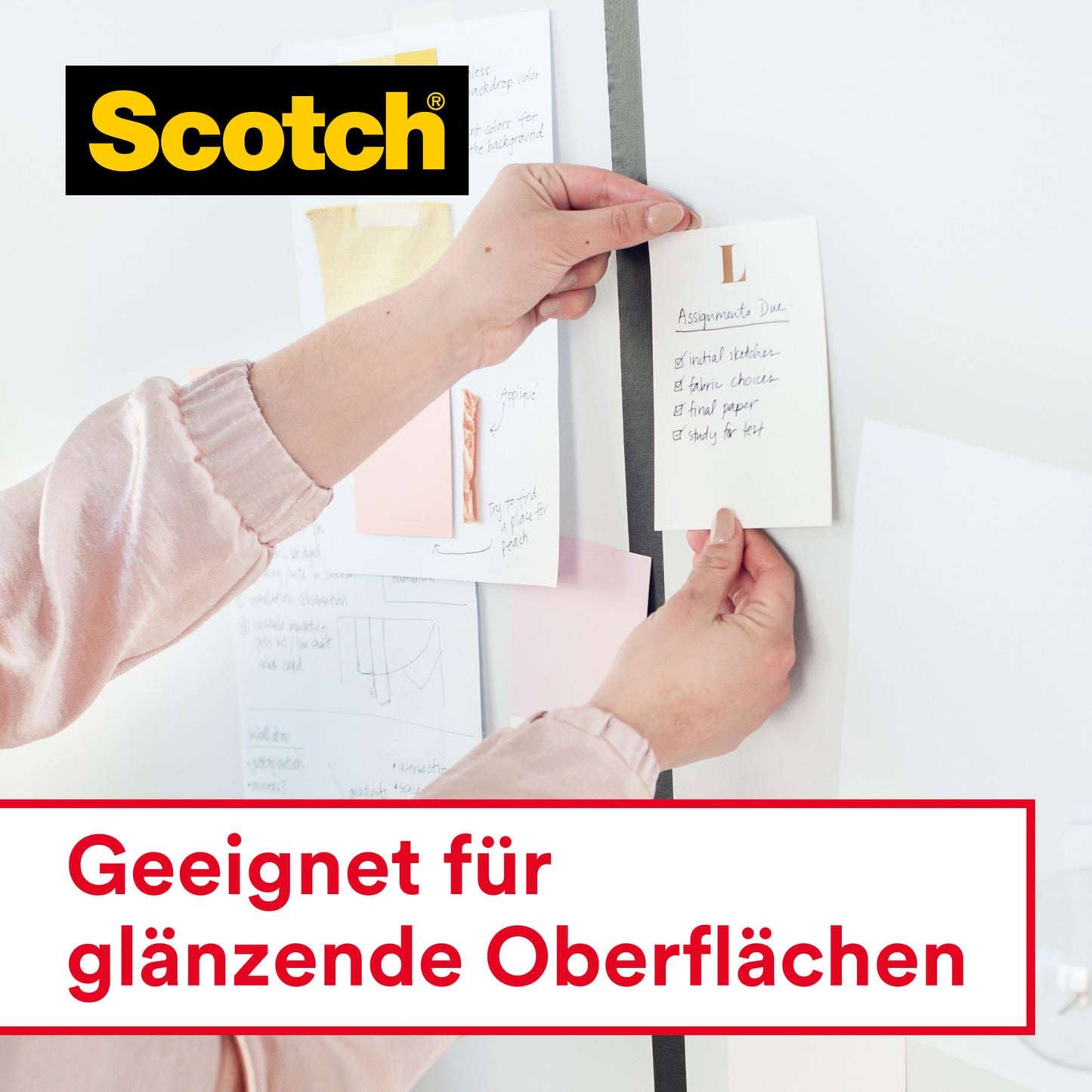 Eine Notiz wird mit Scotch® Crystal Klebeband, 19 mm x 25 m, 1 Rolle + 8 m GRATIS von 3M Deutschland GmbH an einem Whiteboard befestigt. Es werden auch andere Papiere und Haftnotizen befestigt. Text: "Geeignet für glänzende Oberflächen".