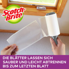 Jemand benutzt eine Scotch-Brite™ Everyday Clean Ersatz-Fusselrolle (30 Blatt, 1/Packung) von 3M Deutschland GmbH an einem Fenster und reißt ein benutztes Blatt einfach ab. Deutscher Text: "Die Blätter lassen sich sauber und leicht abtrennen bis zum letzten Blatt.