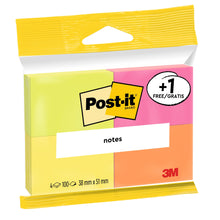 Eine Packung 3M Post-it® Notes (38 mm x 51 mm) mit 4 PEFC-zertifizierten neonfarbenen Blöcken (gelb, rosa, grün, orange), "+1 Gratis", 100 Blatt pro Block. Mit Post-it-Logo und SGSCH-PEFC-COC-110078-Zertifizierung auf der Verpackung.