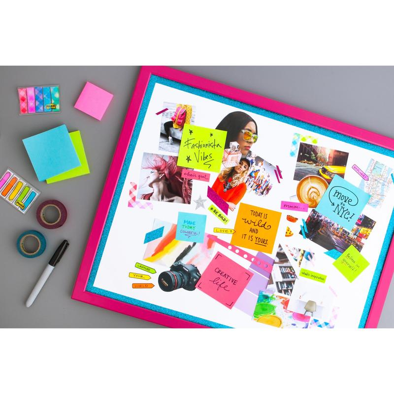 En flat lay visar en färgglad vision board med tidningsurklipp, foton och Post-it® Notes Mini-kuber (51 mm x 51 mm, 400 blad/block, 100% PEFC) från 3M Deutschland GmbH, samt Washi Tape, markeringspennor, gem och klämmor på en grå yta.
