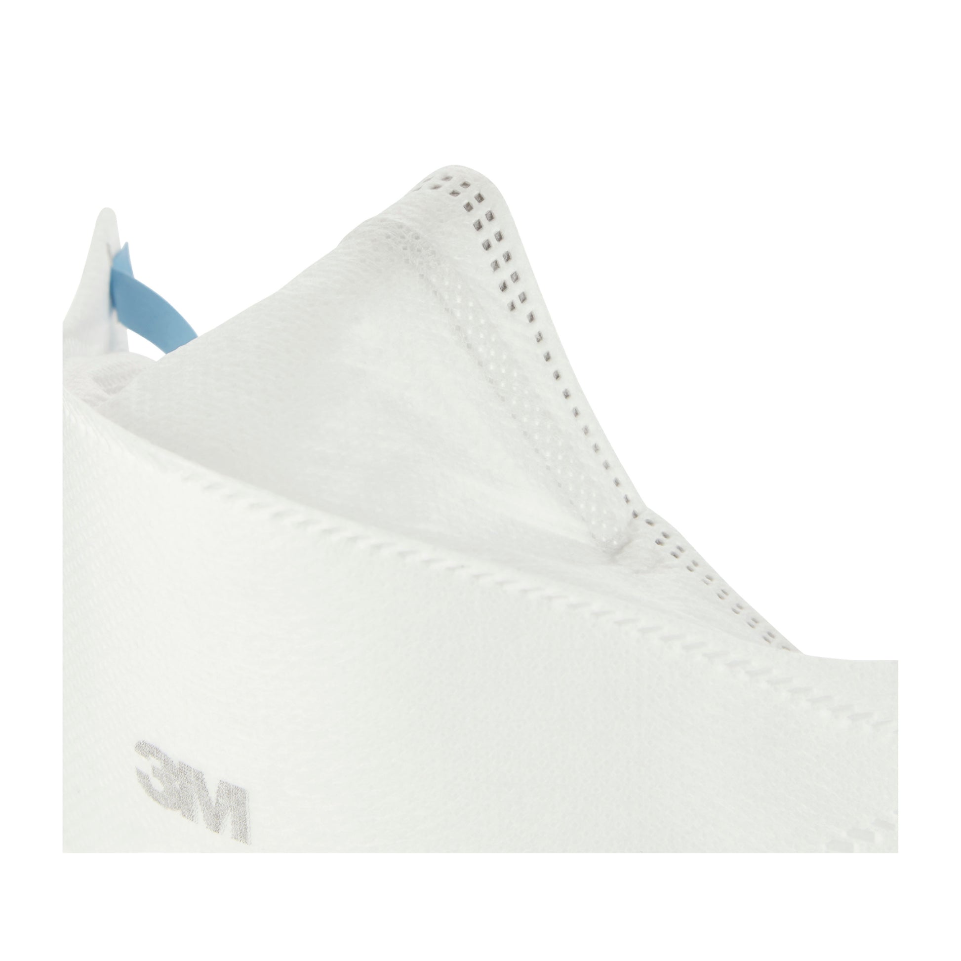 Nahaufnahme einer 3M™ Aura™ Komfort-Partikelmaske 9320+ (FFP2, ohne Ventil) von 3M Deutschland GmbH, die das weiße strukturierte Material, das blaue Band und einen Teil des 3M-Logos unten links zeigt, wobei sowohl die Vorder- als auch die Seitenansicht sichtbar sind.