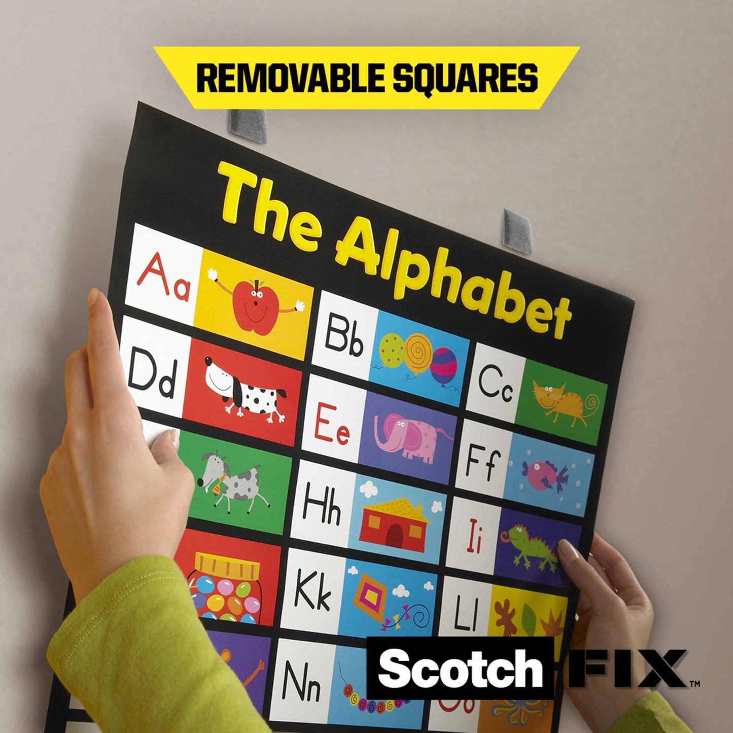 Eine Person befestigt eine Buchstabentafel an einer Wand mit 3M Deutschland GmbH Scotch-FIX™ Ablösbare Montagequadrate 108-ST64-P (12,7 mm x 12,7 mm, 64 Stück/Packung) zur praktischen, vorübergehenden Befestigung; "Ablösbare Quadrate" ist gelb markiert.