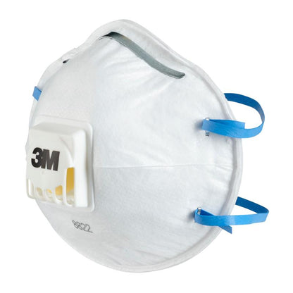 En 3M™ Cool Flow™ partikelfiltermask 8822, FFP2, med ventil från 3M Deutschland GmbH i vitt med blått elastiskt band visas oanvänd och lätt vinklad mot vit bakgrund.
