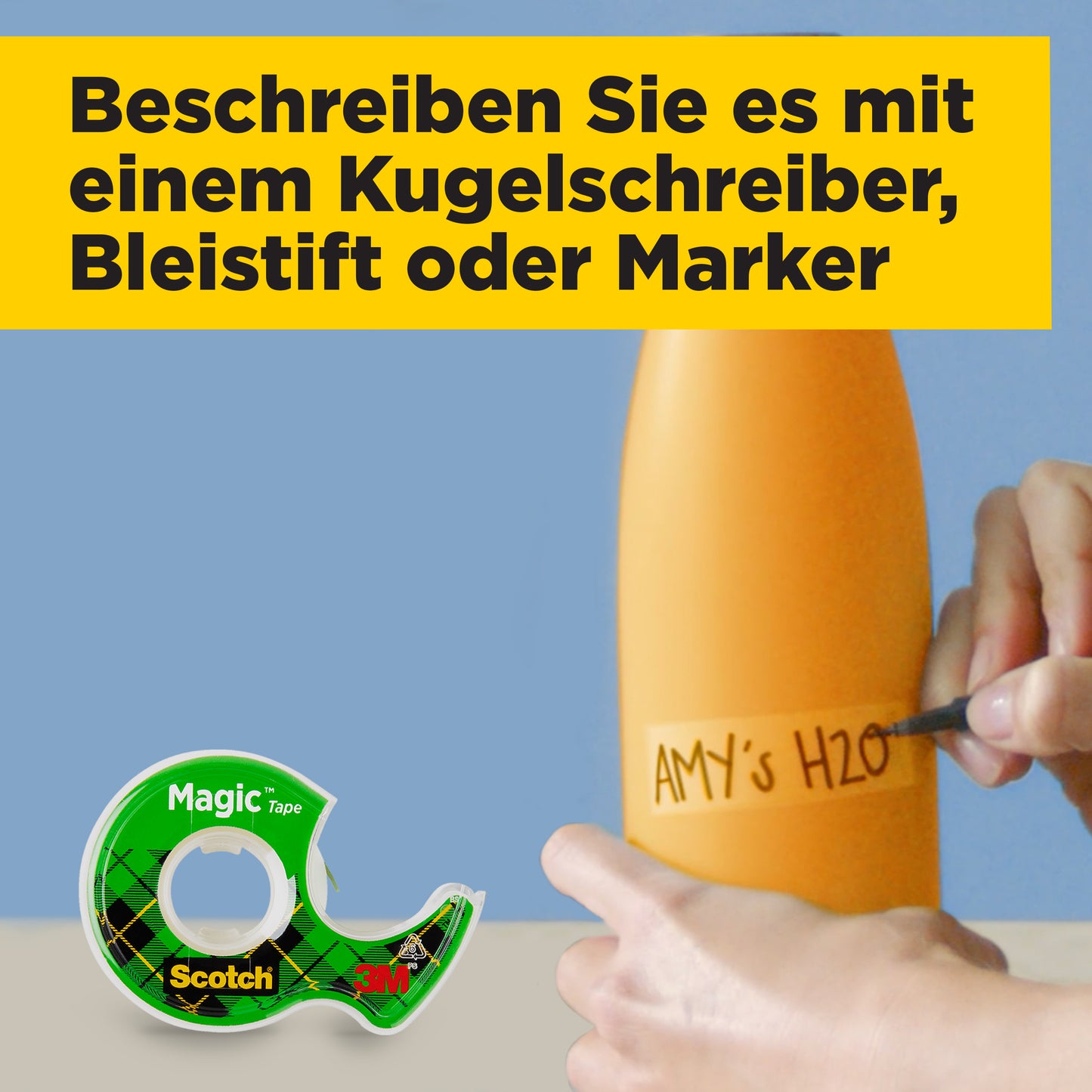 Eine Hand beschriftet eine orangefarbene Flasche mit "AMY'S H2O" und hält dabei einen schwarzen Stift. Im Vordergrund steht das Scotch® Magic™ Unsichtbares Klebeband 8-1915R3/2 von 3M Deutschland GmbH - Aktionspackung mit 2 Rollen + 1 GRATIS-Rolle.