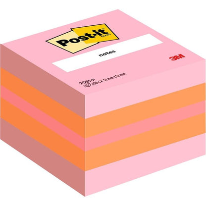 En hög med Post-it® Notes Mini-kuber, 51 mm x 51 mm, 400 blad/block från 3M Deutschland GmbH, med rosa och orange blad och synligt varumärke på den översta lappen.