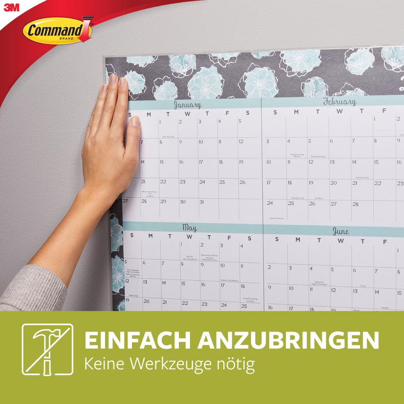 En person fäster en stor blommig väggkalender med Command™ Poster-Strips i förpackningsfördel, 17024-VP från 3M Deutschland GmbH. Den tyska texten lyder: "Lätt att applicera. Inga verktyg behövs." 3M Command-logotypen visas.