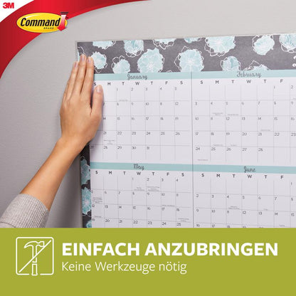En person fäster en stor blommig väggkalender med Command™ Poster-Strips i förpackningsfördel, 17024-VP från 3M Deutschland GmbH. Den tyska texten lyder: "Lätt att applicera. Inga verktyg behövs." 3M Command-logotypen visas.