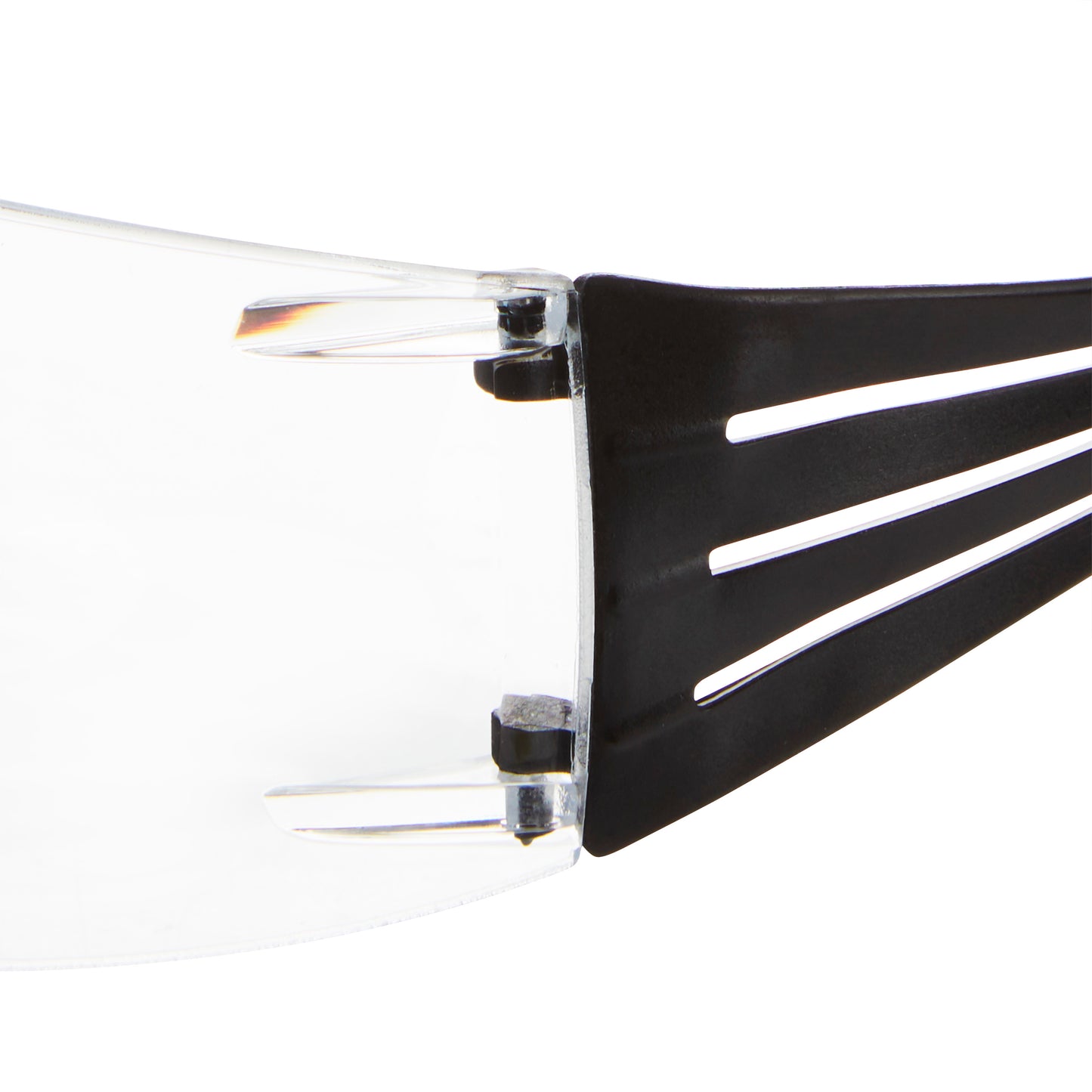 Nahaufnahme des Scharniers der 3M™ SecureFit™ Lese-Schutzbrille von 3M Deutschland GmbH, die die klare Scheibe an einem schwarzen Bügel mit drei länglichen Aussparungen zeigt.