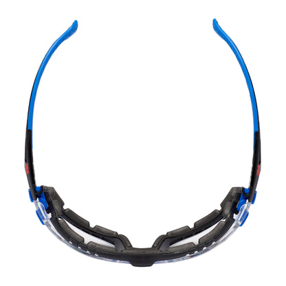 Die 3M™ Solus™ Schutzbrille 1000 von 3M Deutschland GmbH verfügt über gebogene Bügel und einen gepolsterten Innenrahmen, mit klaren Gläsern, Scotchgard™ Anti-Beschlag-Beschichtung und aufsteckbarer Schaumstoffdichtung für zusätzlichen Schutz.