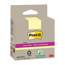 Ett paket Post-it® Super Sticky 100% Recycling Notes (76x76mm, 70 ark/block, 100% PEFC) från 3M Deutschland GmbH. Den bruna lådan visar en gul Post-it-logotyp, en återvinningssymbol och en grön symbol för förnybart lim.