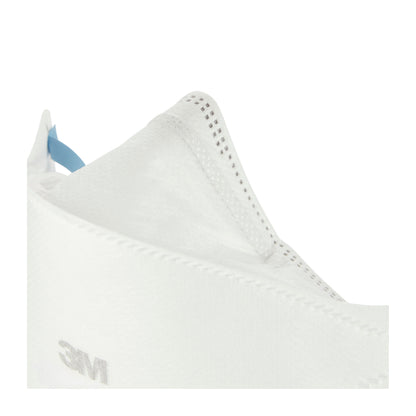 Nahaufnahme einer 3M™ Aura™ Komfort-Partikelmaske 9320+ FFP2 von 3M Deutschland GmbH, die das abgewinkelte Design, die Nähte und die blauen Bänder vor einem schlichten weißen Hintergrund zeigt. Kein Ventil; abgebildet ist eine Maske aus der 3er Packung.