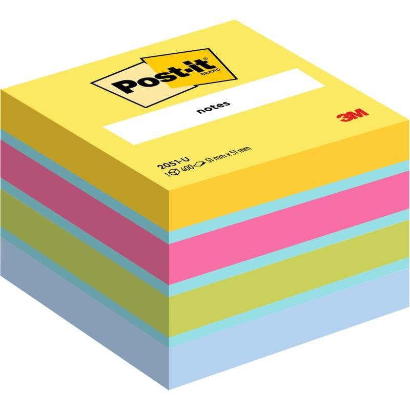 En hög med Post-it® Notes Mini-kuber (51 mm x 51 mm, 400 blad/block, 100% PEFC) i olika färger. På den övre gula lappen finns 3M Deutschland GmbH:s varumärke och produktinformation avbildad.