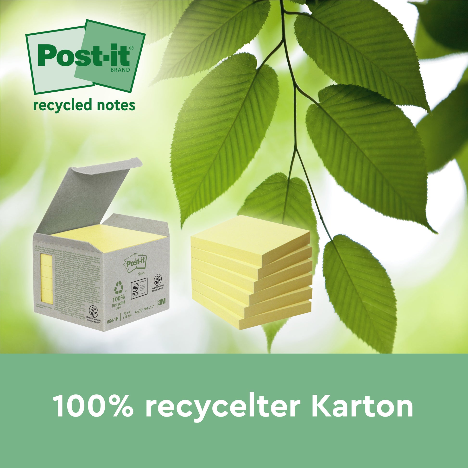 Eine Schachtel Post-it® Recycling Notes (76 x 76 mm, 100 Blatt, 100% PEFC) der 3M Deutschland GmbH steht neben einem Stapel Notizen und grünen Blättern. Unscharfes Grün bildet den Hintergrund, darunter steht: "100% recycelter Karton.