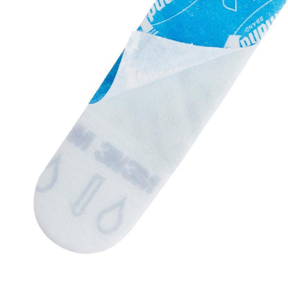 Närbild av en Command™ Strip 17021B, storlek M (3M Deutschland GmbH), som delvis dras av från sitt blå-vita bärarpapper, där de underliggande symbolerna och texterna blir synliga.