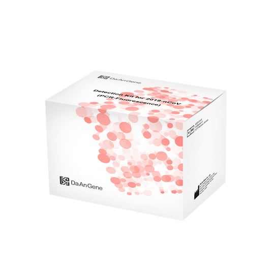 På en grön bakgrund avbildas en vit förpackningslåda för ”Testkit (PCR-fluorescens) DaAn Gendiagnostik-Kit för 2019-nCoV” med 96 tester, prydd med texten ”Altruan”.