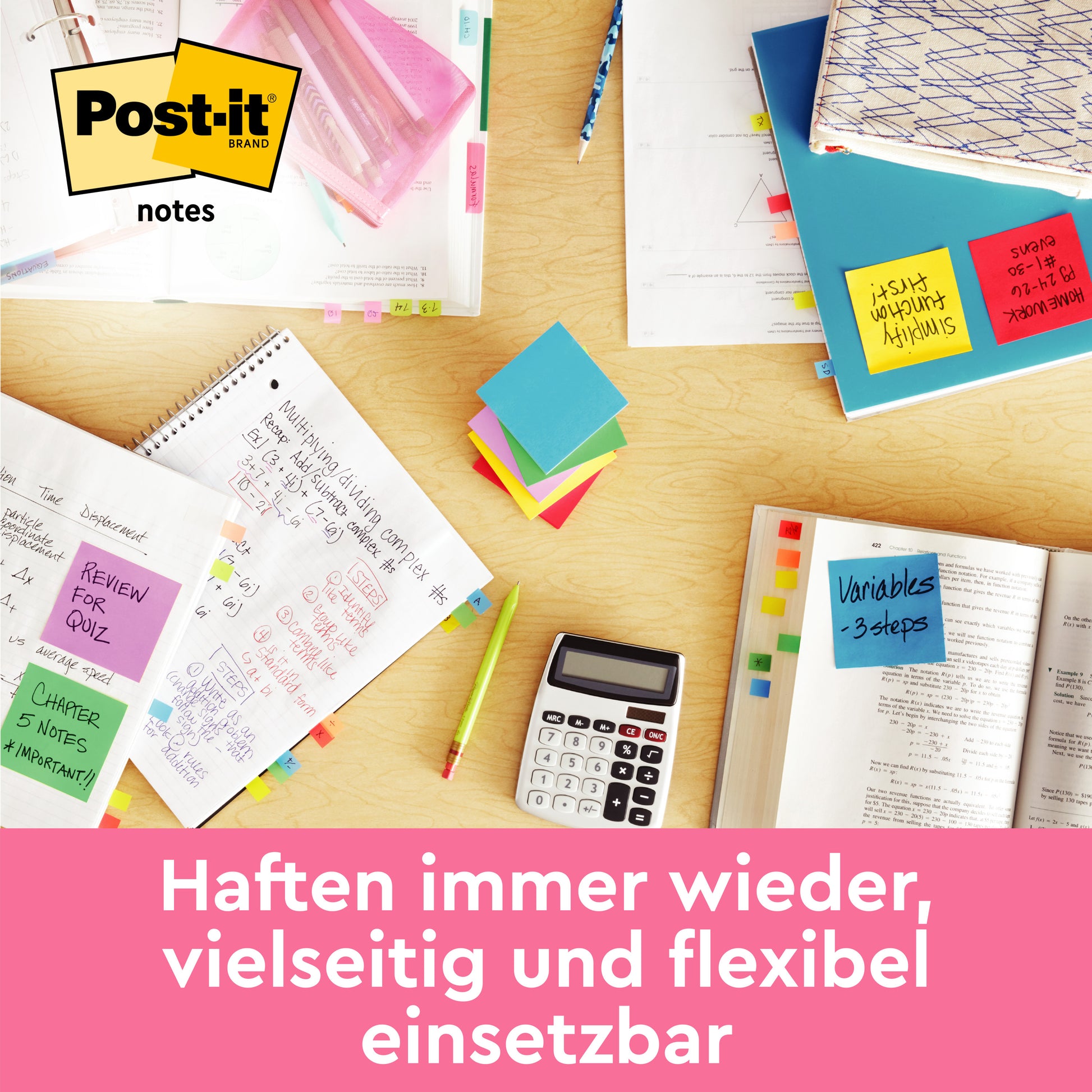 Ein Schreibtisch mit aufgeschlagenen Notizbüchern, losen Papieren, einem Taschenrechner, Stiften und bunten Post-it® Notes (76 mm x 127 mm, 100 Blatt/Block, 100% PEFC) von 3M Deutschland GmbH, die verstreut und gestapelt sind; mit Logo und deutschem Text über ihre Vielseitigkeit.