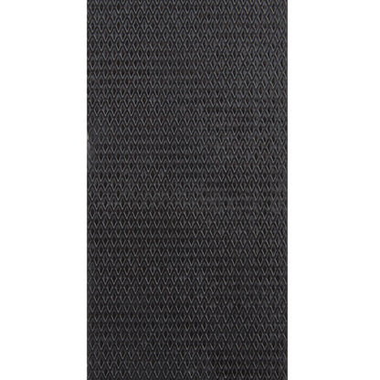 Eine Nahaufnahme der schwarzen, rautenförmigen Oberfläche des 3M Deutschland GmbH Scotch® Extremium™ Ultra Hochleistungs-Klebeband DT17 (10 m x 24 mm), das für extreme Anwendungen entwickelt wurde.