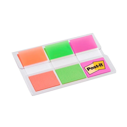 En genomskinlig plastdispenser från 3M Deutschland GmbH rymmer 60 Post-it® Index-flikar (25,4 x 43,2 mm) i färgerna orange, rosa och grön för att markera dokument; Post-it-logotypen är synlig på ena sidan.