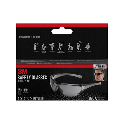 Eine Einzelhandelsverpackung von 3M™ Virtua™ AP Schutzbrille, graues Glas von 3M Deutschland GmbH. Die Schachtel hebt den Augenschutz, den UV-Schutz von 99,9 %, die Produktabbildungen und die Symbole für Anwendungen wie Gartenarbeit und Tischlerei hervor.