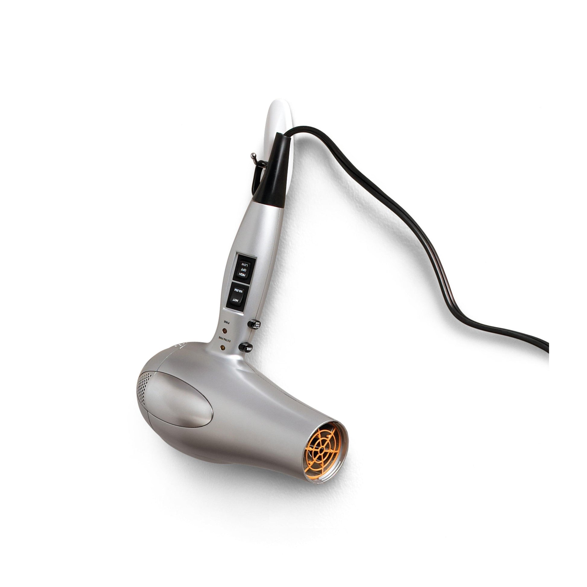 Ein silber-weißer Haartrockner mit orangefarbenem Abluftventil hängt beschädigungsfrei an seinem schwarzen Kabel an einem Command™ Medium Drahthaken, 17068, der 3M Deutschland GmbH mit Klebetechnologie, an einer weißen Wand. Der Griff verfügt über Tasten und Schalter für Einstellungen.