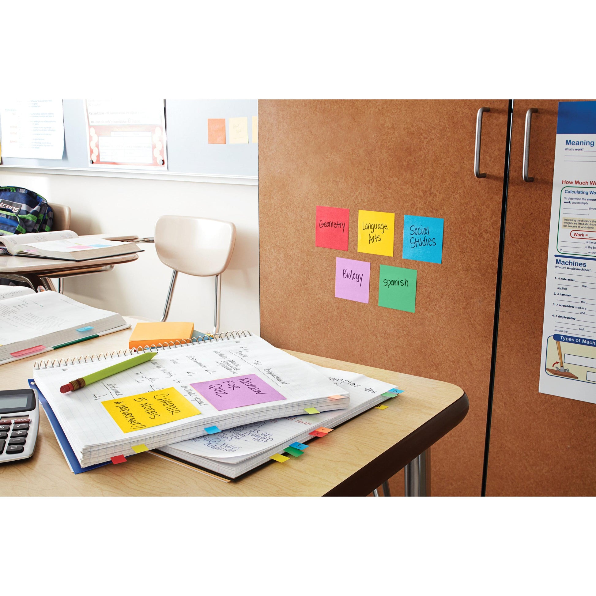 Ein Klassenzimmer mit aufgeschlagenen Heften, einem Taschenrechner und Schulbüchern ist mit dem 3M Deutschland GmbH Post-it® Z-Notes Dispenser, Bear, White und Super Sticky Z-Notes (Blue) ausgestattet, die Fächer wie Geometrie und Naturwissenschaften beschriften; auch leere Stühle sind zu sehen.