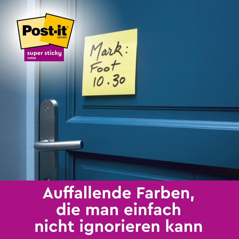En gul Post-it® Super Sticky 100% Återvinningslapp (76x76 mm, 70 blad, 100% PEFC) från 3M Deutschland GmbH med den handskrivna texten "Mark: Foot 10.30" är placerad nära handtaget på en blå dörr; nedanför står en tysk text.