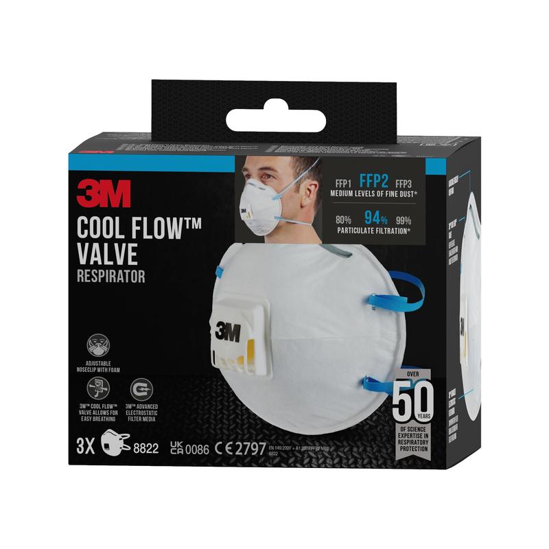 En 3M™ Cool Flow™ partikelfiltermask 8822, FFP2, med ventilbox från 3M Deutschland GmbH visar masken, varumärket, "FFP2", "94% partikelfiltrering", "över 50 användningar" och en man med masken.