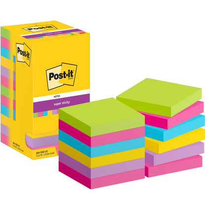 En låda med Post-it® Super Sticky Notes (76 mm x 76 mm, 90 blad/block) från 3M Deutschland GmbH med tre högar av sorterade färgglada lappar - rosa, gul, grön och blå - som är placerade framtill.