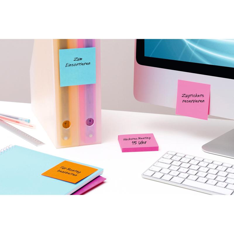 På skrivbordet: dator, tangentbord, pärm, anteckningsbok, linjal och 3M Deutschland GmbH Post-it® Super Sticky Notes i storformat (linjerat, 102 x 152 mm) på tyska för att påminna om uppgifter - extra stark vidhäftning för sortering och planering.