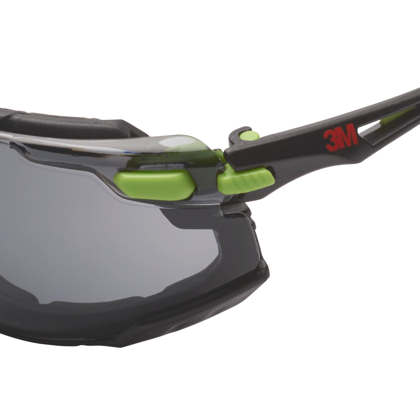 Nahaufnahme der 3M™ Solus™ Schutzbrille 1000 von 3M Deutschland GmbH, mit grauem Glas, Grün/Schwarz Rahmen mit aufsteckbarer Schaumstoffdichtung und Scotchgard™ Protector Antibeschlag-Beschichtung für optimalen Augenschutz.
