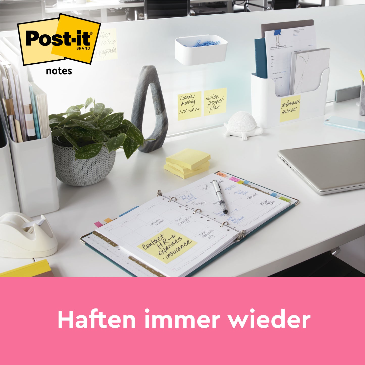 Ein organisierter Bürotisch mit 3M Deutschland GmbH Post-it® Notes, Gelb (38 mm x 51 mm, 100 Blatt/Block, 8 Blöcke + 4 Gratis), Wochenplaner, Laptop, Schreibwaren und Pflanze. Text: "Haften immer wieder.