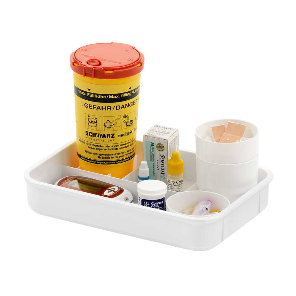 Melijekt Blodsocker-tablett E från Helmut Schwarz GmbH innehåller en vit skål med en gul kanylbehållare som är oumbärlig för blodsockermätning, samt en blodsockermätare med lansettanordning. Leveransen innehåller också en flaska testremsor, små lådor med medicinska tillbehör, kontaktlinslösning och plastkoppar med plåster.