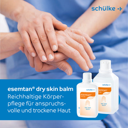 En person i blå kläder applicerar Schülke esemtan® dry skin balm, kroppsvårdsbalsam - 500 ml | Flaska (500 ml) från Schülke & Mayr GmbH på sina händer. Bilden visar i det nedre högra hörnet två flaskor av produkten, åtföljda av en text på tyska som beskriver kroppsvårdsbalsamet som en rik kroppsvård för krävande och torr hud.