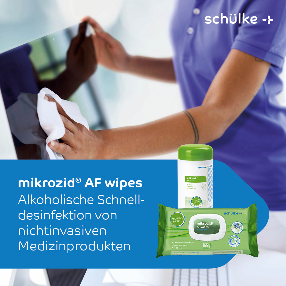 Eine Person desinfiziert einen Laptop mit Schülke mikrozid® AF wipes Desinfektionstüchern. Das Bild zeigt die Desinfektionstücher für Medizinprodukte der Schülke & Mayr GmbH und hebt die schnelle alkoholische Schnelldesinfektion nicht-invasiver Medizinprodukte hervor. Sowohl auf einem Behälter als auch auf einer Packung Tücher sind die unverwechselbaren Informationen der Marke zu sehen.