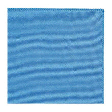 Blaues, quadratisches Reinigungstuch mit feiner Gitterstruktur und gleichmäßiger Oberfläche auf hellem Hintergrund.