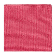 Rotes, quadratisches Reinigungstuch mit feiner Gitterstruktur und gleichmäßiger Oberfläche auf hellem Hintergrund.