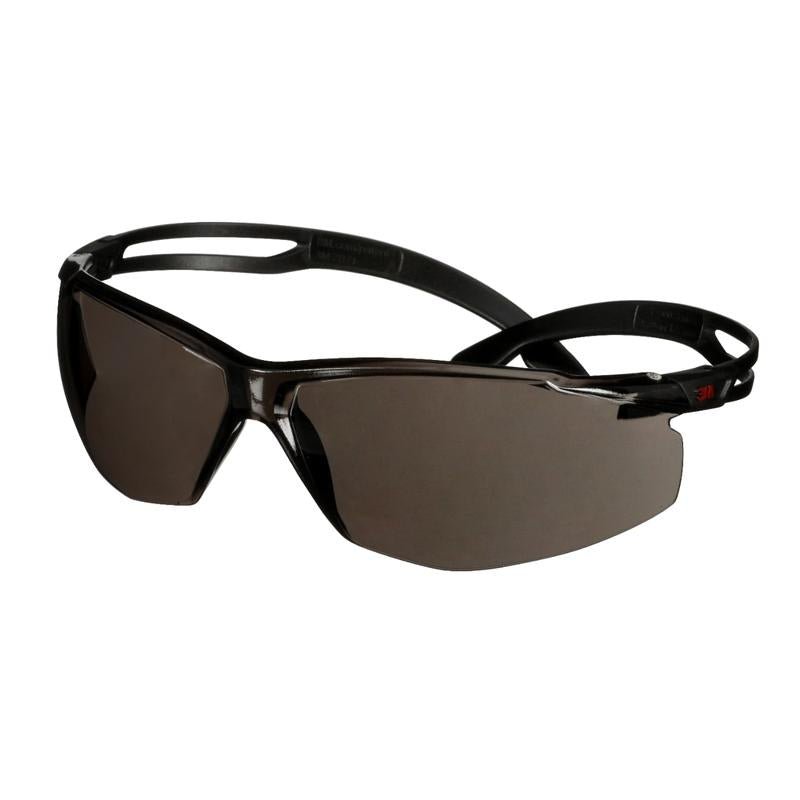 3M™ SecureFit™ 500 skyddsglasögon, svarta skalmar, Scotchgard™ anti-dimma/anti-skrapbeläggning (K&N), grå lins, SF502SGAF-BLK-EU, 20 per förpackning | Förpackning (1 st)