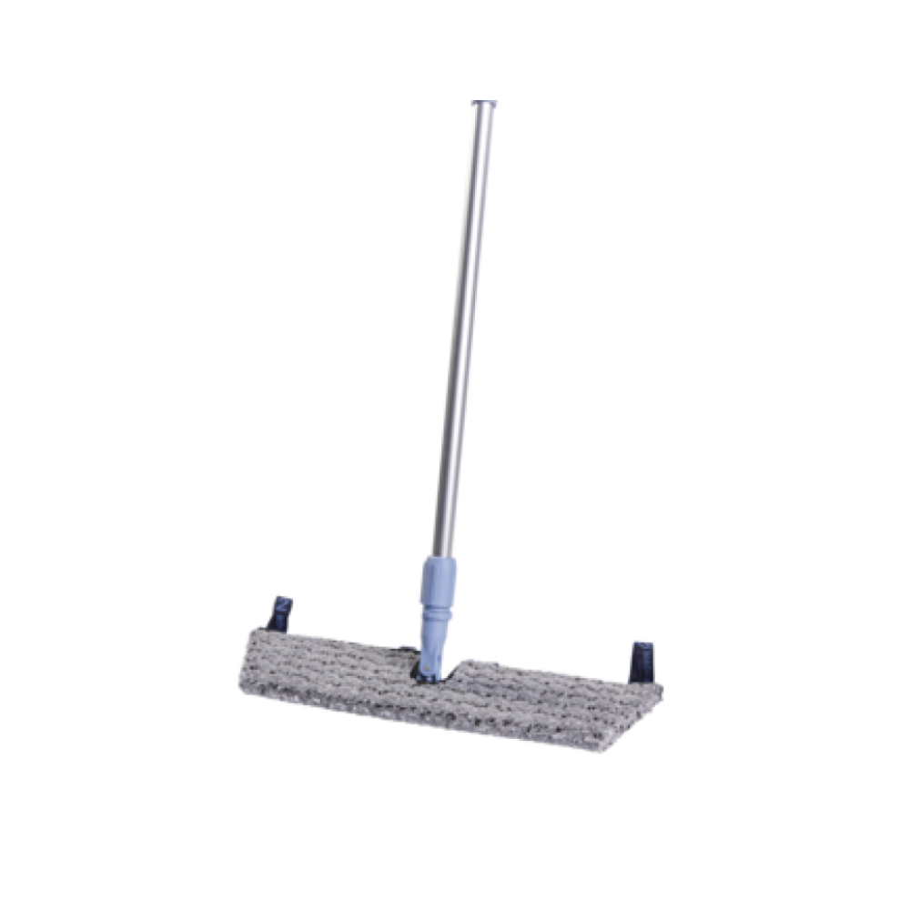 Vileda GmbH Professional Swep Duo r-MicroPlus Mop är 50 cm lång och säljs individuellt. Den har ett långt handtag med en rektangulär grå rengöringsdyna. Den silverfärgade moppen står upprätt mot en vit bakgrund och har en strukturerad yta som är idealisk för effektiv sopning eller skrubbning av golv.