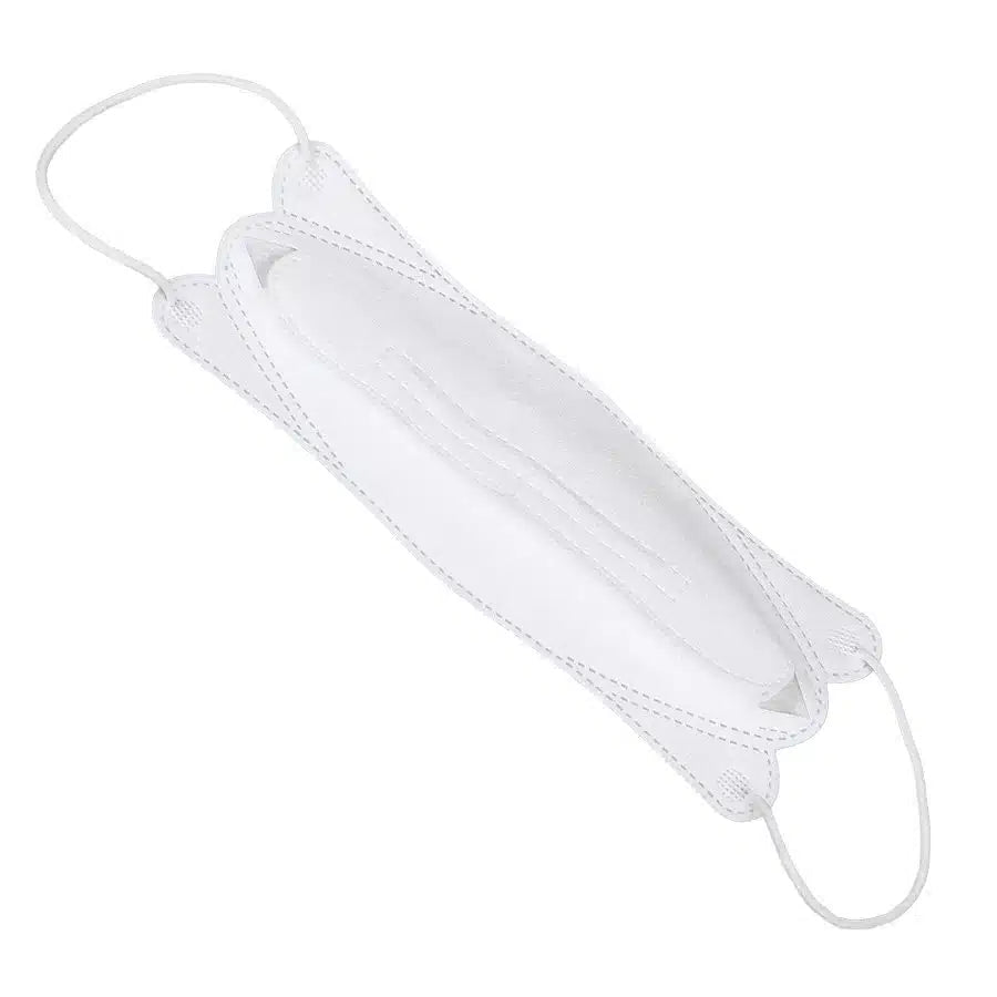 Avbildad är en vit, platt vikt Air Queen partikelfiltrerande mun-näs-skydd CE2163 med synliga sömlinjer och öronöglor i båda ändar. Mot en vit bakgrund framhävs dess nanofiberfilter, vilket betonar maskens design och struktur.